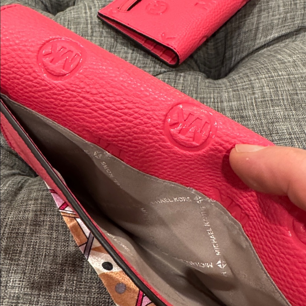 Michael Kors Bag Carson Pink Leather Embossed Logo Crossbody Wallet Set - Picture 13 of 17